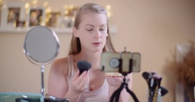 Güzellik atölyesini yöneten bir kadın, profesyonel eğitim ortamında makyaj teknikleri gösteriyor.