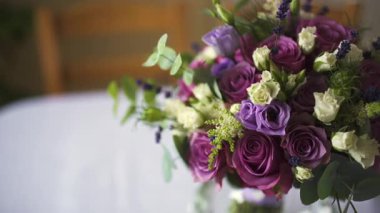 Özel romantik güller içeren lüks bir düğün çiçeği aranjmanı.