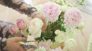 Zanaatkar el yapımı gül buketleri zarif ve kişiselleştirilmiş düğün temaları için tasarlandı.