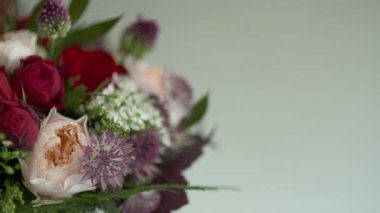 Zarif ve romantik düğün hazırlıkları için ilham verici taze gül dekoru fikirleri.