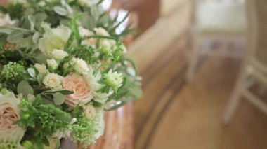 Zarif düğün tasarımları için güller sunan büyüleyici çiçek tasarımları..