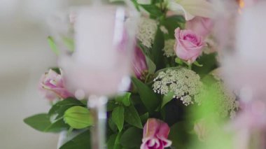 Gül temalı romantik düğün çiçeği düzenlemeleri törenler ve resepsiyonlar için idealdir.