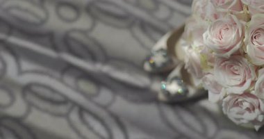 Romantik düğün temalarını yükseltmek için tasarlanmış tuhaf ve rüya gibi gül dekoru..