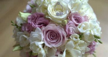 Huzurlu ve zarif düğün törenleri için tasarlanmış zarif gül düzenlemeleri..