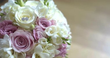 Kırsal kesimdeki düğün temaları için hazırlanmış kır gülleri buketleri..