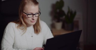 Görevleri planlayan ve organize eden profesyonel bir kadın ofiste dizüstü bilgisayar kullanıyor..