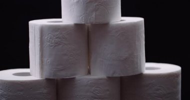 Makro çekim stüdyo ışığında yumuşak beyaz tuvalet kağıdı rulosunu detaylı bir şekilde gösteriyor.