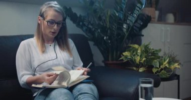 İnternet üzerinden yapılan bir iş görüşmesi sırasında kulaklık kullanan bir kadın. Uzak iletişim ve müşteri desteği kavramı.