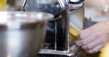 En iyi şef, bir gurme mutfağında uzmanlaşmış el yapımı spagetti makarnası şekillendirir.