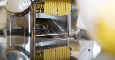 Spagetti makarnası geleneksel İtalyan mutfağı yöntemlerini kullanan bir mutfak ustası tarafından yapılır.