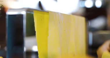 Mutfak uzmanı, geleneksel spagetti hamurunu mutfakta titizlikle ve özenle yapıyor.