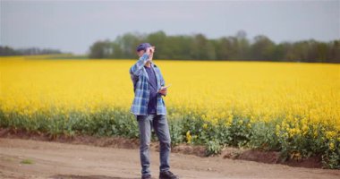 Tarım girişimcisi başarıyı ve gelişimi izlemek için tarla koşullarını değerlendirir