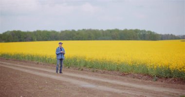 Çiftçi tarım mevsiminde ekin başarısını ve gelişmesini desteklemek için tarla durumunu izliyor