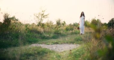 Mutlu bir çocuk yaz boyunca açık bir alanda uzun otların arasında özgürce dolaşır.