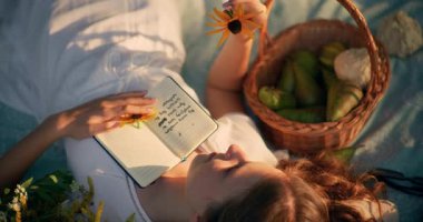 Sıcak bir çayırda yeşil çimlerde dinlenen bir çocuk yaz rüyalarında kaybolur.