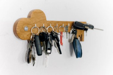 Motor ve zamanlama kemerlerine odaklanan parçalanmış bir arabanın ayrıntılı görünümü, mekanik bileşenleri ve otomotiv makinelerini gösterme.