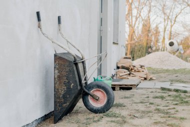 Şehrin göz kamaştırıcı gökyüzü manzarası. Şehir ışıkları aşağıdaki suyu yansıtıyor. Şehir güzelliğini gözler önüne seriyor..