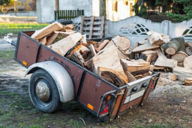 Kış arabasının lastiklerinin yüksek çözünürlüklü yakın çekimi kar koşulları için tasarlanmış lastik izlerini gösteriyor..