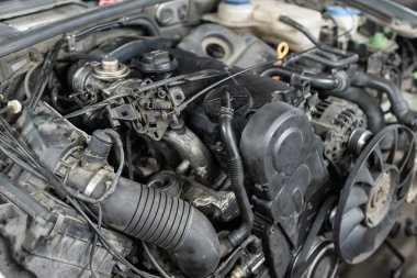 Bir araba atölyesinde parçalanmış araba motorunu kapat