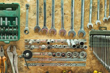 Bir otomobil atölyesinde düzgünce organize edilmiş anahtar ve araçların yakın plan görüntüsü, hassasiyet ve düzen.