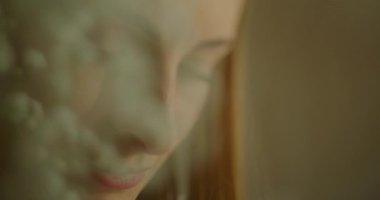 İlham arayan düşünceli bir kadının yakın çekimi. Düşünce ve yaratıcılık temaları için ideal.