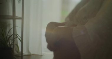 Hamile bir kadının göbeğini nazikçe sarmaladığı yakın plan görüntüsü, mutluluk, tefekkür ve biraz nostalji..