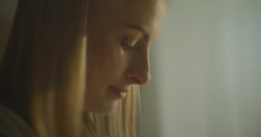 Gebelik sırasındaki bir kadının göbeğine yakından bakmak aileyi, aşkı ve mutluluğu simgeler..