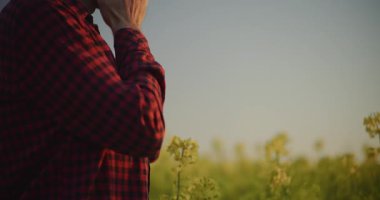 Bir çiftçinin yakın çekimi, önemli çiftlik kayıpları nedeniyle üzüntü, hayal kırıklığı ve mutsuzlukla karşı karşıya..