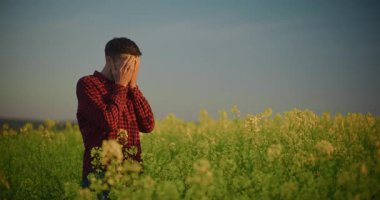 Tecavüz alanında mutsuz bir adam, kederli bir ifadeyle. Duyguları ve doğa karşıtlığını gösterir.