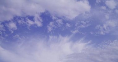 Yoğun yağmur bulutlarının bulutlu bir gökyüzünde hareket ettiğini gösteren zaman dilimi videosu.