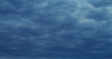 Karanlık, hareketli bulutlar alacakaranlık gökyüzüne karşı, hava ve atmosferik koşulları gösteriyor..