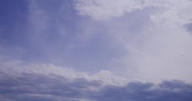 Çarpıcı zaman atlamalı video, mavi gökyüzünün güzelliğini gün boyunca sürüklenen beyaz bulutlarla yakalıyor..