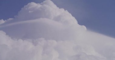 Gökyüzünde hareket eden bulutların büyüleyici zamanlaması, arka plan veya atmosfer için idealdir..