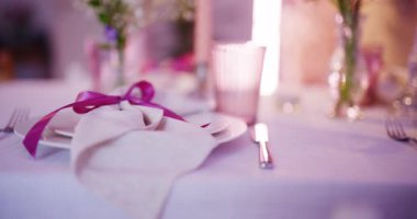 Bebek partisinde çok güzel dekore edilmiş bir masa. Pastel ve mor renklerle..