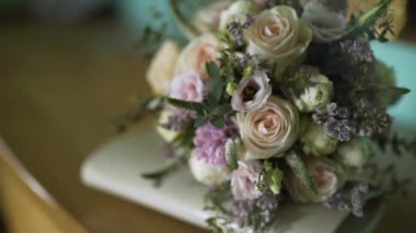 Büyüleyici bir buket taze, çiçek açan güller düğün ya da romantik durumlar için mükemmel, zarafet ve güzellik sergiliyor..