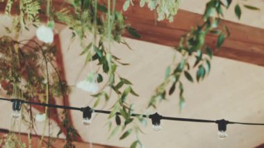 Zarif çiçek aranjmanlarıyla dolu göz kamaştırıcı bir düğün salonu romantik bir ortam yaratıyor..