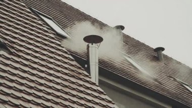 Plastikler yakılırken bacadan yükselen kirli dumanın görüntüsü. Hava kirliliği videosu.