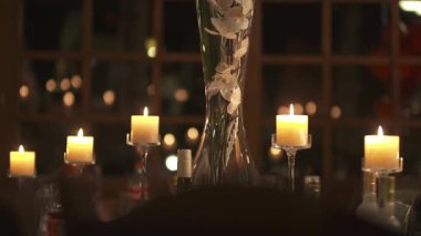 Çok güzel dekore edilmiş bir oda. İçinde mumlar ve taze çiçekler var. Ortamı güzelleştiriyor..