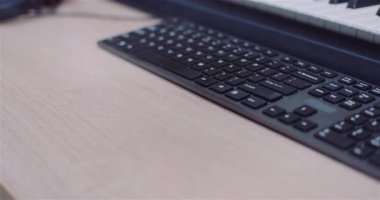Modern ofis ortamındaki bir masanın üzerine yerleştirilmiş bir bilgisayar klavyesinin detaylı bir görüntüsü, teknoloji temalı projeler için mükemmel..