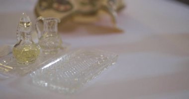 Tören yağları ve kilise masasına dini ayinler için yerleştirilmiş bir gofret..