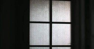 Kapalı cam kapıları olan, çevre ışıklarını ve modern tasarımı yakalayan huzurlu bir oda..