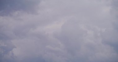 Mavi gökyüzünde hareket eden beyaz bulutların büyüleyici zamanlaması, doğa ve hava temaları için mükemmel..