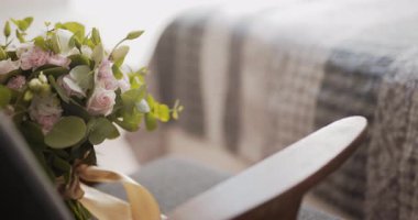 Bir düğün buketinin zarif bir şekilde sandalyede dinlenmesi. Romantik ya da olaylı görüntüler için ideal.