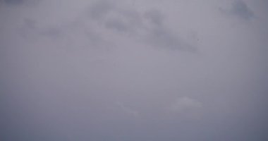 Gökyüzünde hareket eden bulutların büyüleyici zamanlaması, arka plan veya atmosfer için idealdir..