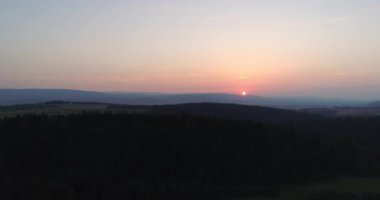 Yoğun bir ormanın üzerinde çarpıcı bir günbatımını yakalayan hava görüntüleri yukarıdan gelen güzellikleri gözler önüne seriyor..