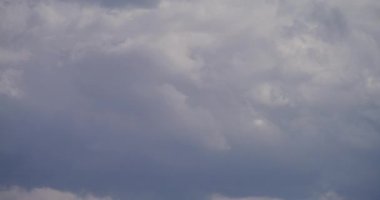 Gökyüzünde hareket eden bulutların büyüleyici zamanlaması, arka plan veya atmosfer için idealdir..