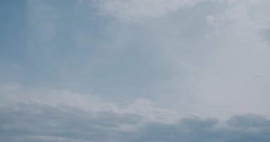 Yazın ortasında mavi gökyüzüne doğru hızla hareket eden büyüleyici bir zaman atlaması..