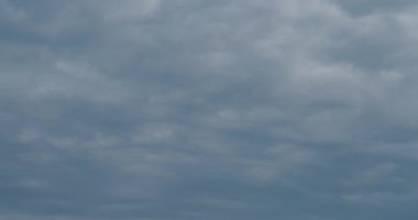 Yazın ortasında mavi gökyüzüne doğru hızla hareket eden büyüleyici bir zaman atlaması..