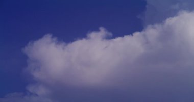 Yazın ortasında mavi gökyüzüne doğru hızla hareket eden büyüleyici bir zaman atlaması..