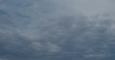 Kara fırtına bulutlarının zamanı çok kötü havayı önceden haber veriyor. Dramatik gökyüzü sahnesi.